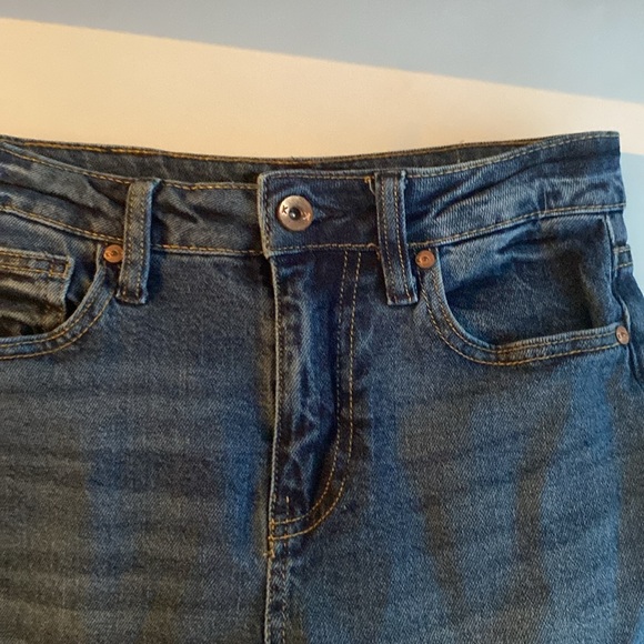 Kendall and Kylie, the relaxed, skinny jeans, distressed, and ripped - Picture 4 of 8